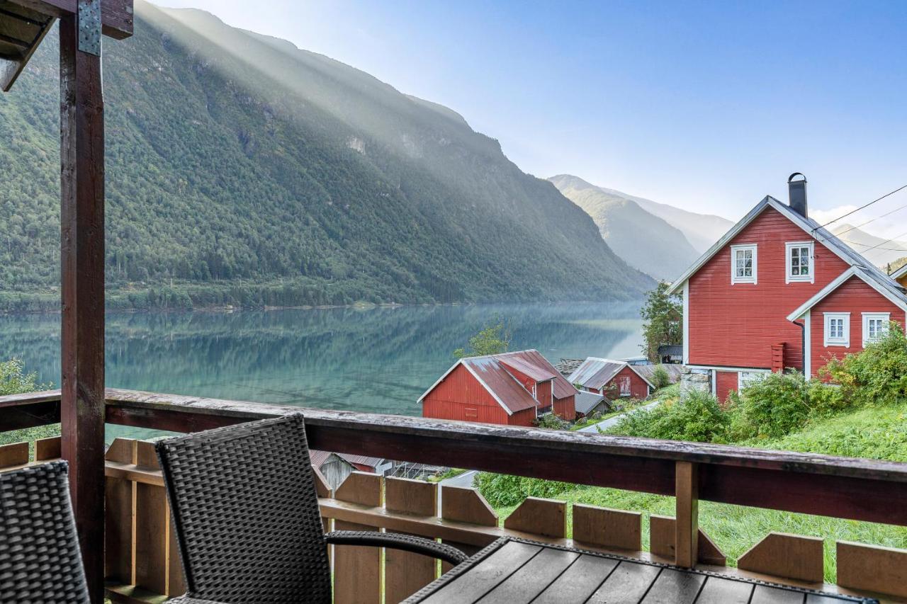 Cabin Alongside The Beautiful Fjaerlandsfjord Zewnętrze zdjęcie