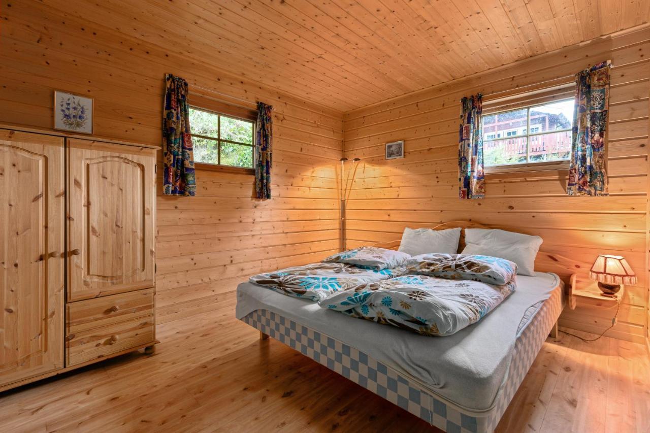 Cabin Alongside The Beautiful Fjaerlandsfjord Zewnętrze zdjęcie