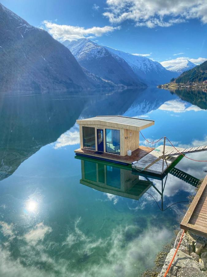 Cabin Alongside The Beautiful Fjaerlandsfjord Zewnętrze zdjęcie