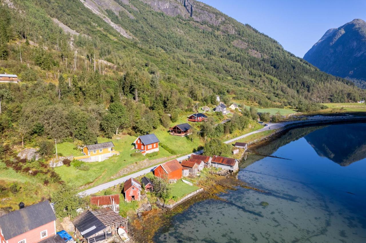 Cabin Alongside The Beautiful Fjaerlandsfjord Zewnętrze zdjęcie